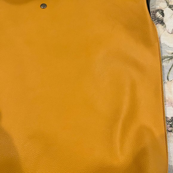 Women's Handbag - Picture 6 of 11